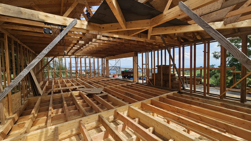 Structure ossature bois prévue pour assurer la pose de bottes de paille -technique du GREB